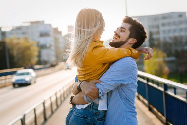 uzanan ve açık öpüşme sarılma aşık genç Çift