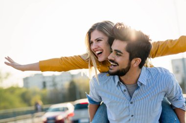Eğleniyor aşık güzel çift sırtıma - özgürlük kavramı taşıyan