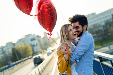 yaz tatili, kutlama ve kavram - mutlu çift renkli balonlar ile tanışma