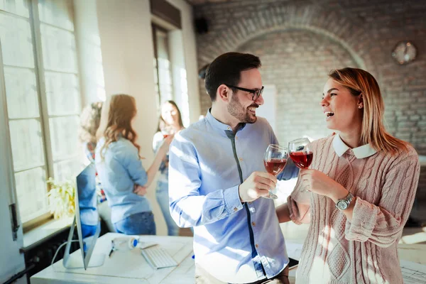 Office Collega Blij Vieren Verwezenlijking Van Bedrijfsdoelstellingen — Stockfoto