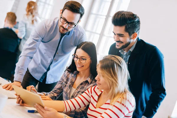 Grupo Jóvenes Arquitectos Que Utilizan Tableta Digital Oficina — Foto de Stock