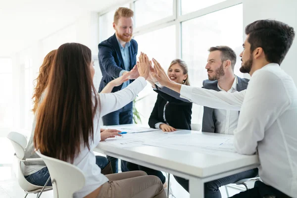 Başarılı iş yıl kutluyor mutlu iş arkadaşları