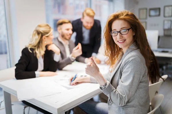 Professionisti Creativi Che Lavorano Progetto Aziendale Ufficio — Foto Stock