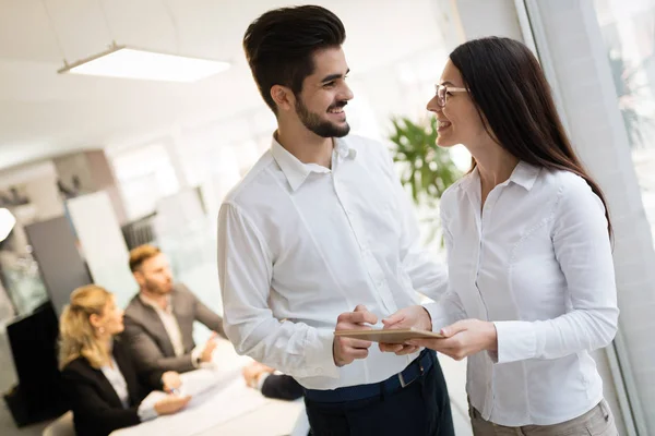 Glückliche Geschäftspartner Modernen Büro Mit Tablet — Stockfoto