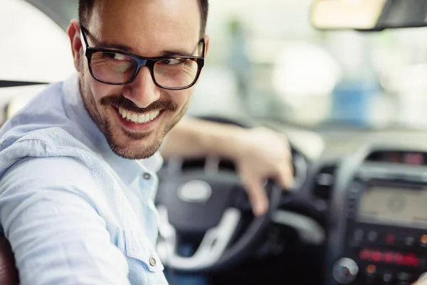 Ελκυστική Κομψό Χαρούμενος Νεαρός Άνδρας Στο Καλό Αυτοκίνητο — Φωτογραφία Αρχείου