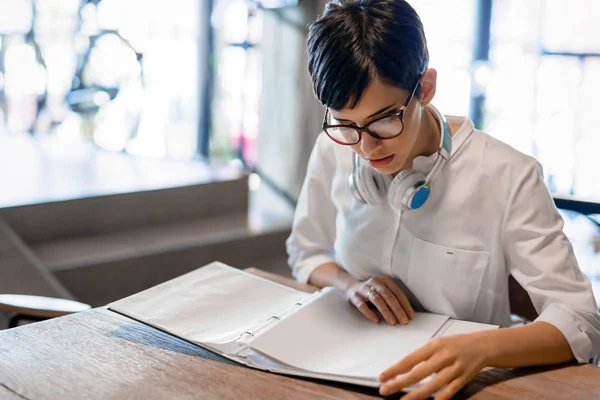 Porträtt Smart Student Läsebok College Library Och Studerar — Stockfoto