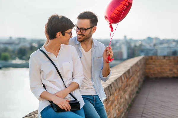 Kalma Kalp Baloons Tutarak Açık Gülümseyen Aşık Genç Çift — Stok fotoğraf
