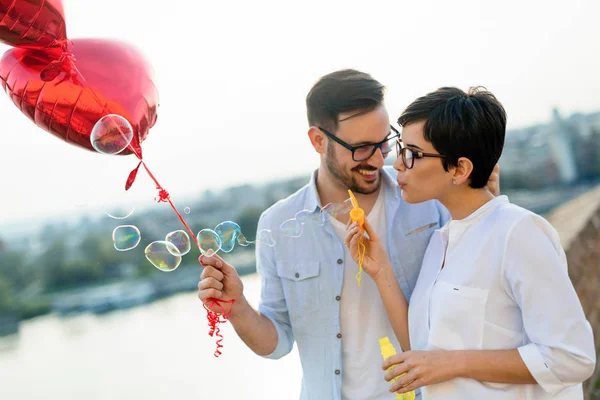Šťastný Pár Lásce Randění Usmívání Při Foukání Bublin — Stock fotografie