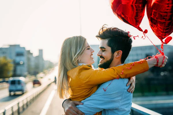 Jovem Casal Apaixonado Abraçando Namoro Beijando Livre — Fotografia de Stock