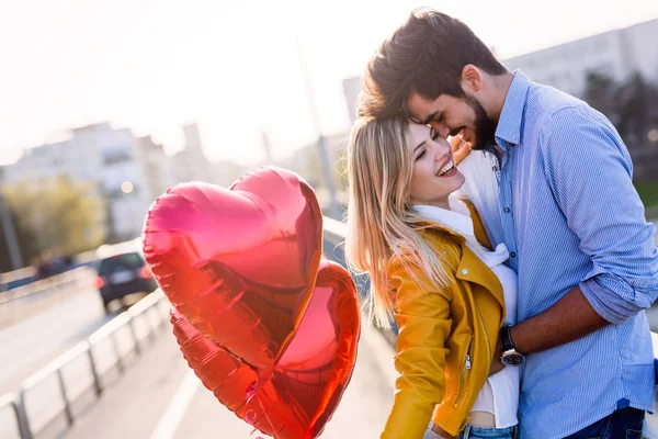 Bella Coppia Innamorata Coccole Mentre Godendo Bel Tramonto Urbano Insieme — Foto Stock