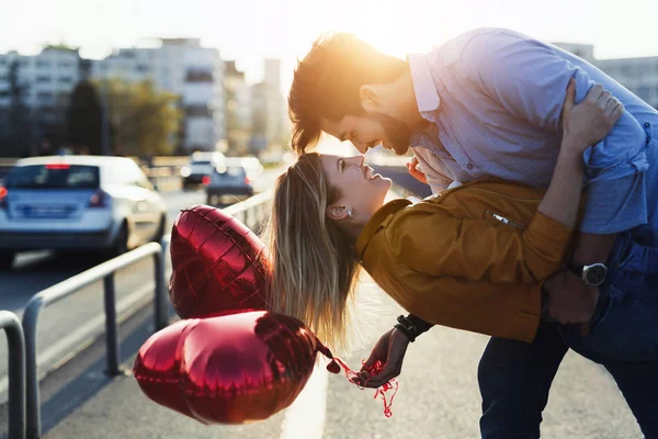 yaz tatili, kutlama ve kavram - mutlu çift renkli balonlar ile tanışma