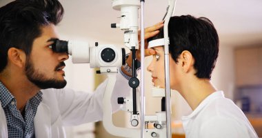 Kadının göz testi optometrist tıbbi ofis ile yapması