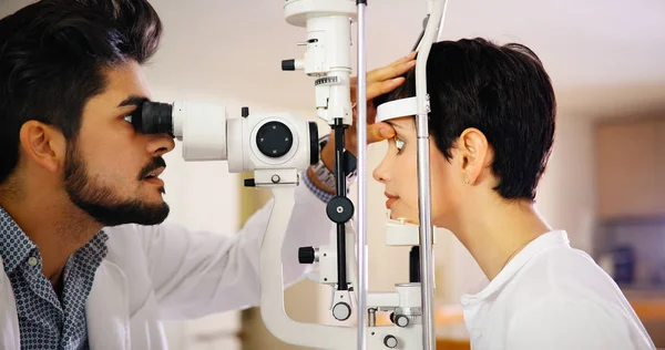 Mujer Haciendo Prueba Ocular Con Optometrista Consultorio Médico —  Fotos de Stock