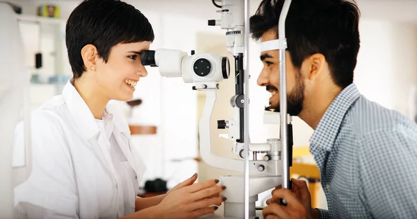 女人做眼试验与医疗办公室的视光师 — 图库照片