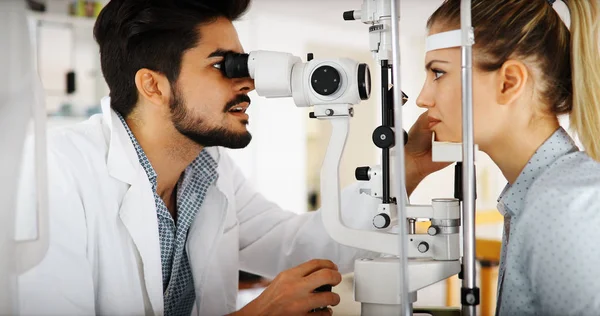 眼科のコンセプトです 視力眼科クリニックで患者の目のビジョン検査 — ストック写真