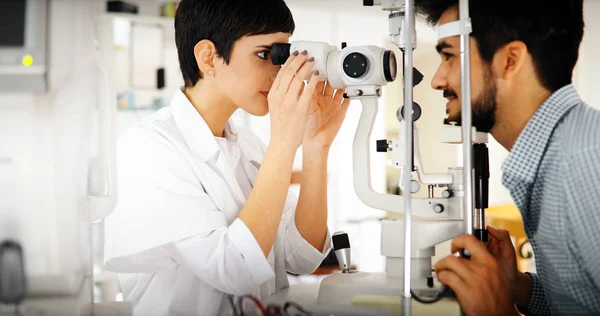 Optometrista Atento Examinando Paciente Feminina Lâmpada Fenda Clínica Oftalmologia — Fotografia de Stock