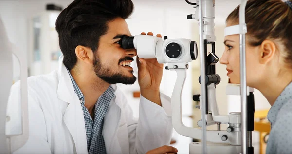 Concetto Oftalmologico Esame Della Vista Oculare Del Paziente Nella Clinica — Foto Stock