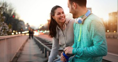 Mutlu genç sportif çift doğada romantik anların paylaşımı