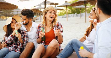 Mutlu arkadaş parti ve having fun plaj yaz