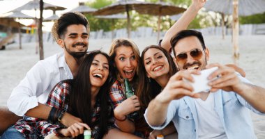 Mutlu genç insanlar selfies alarak ve having fun