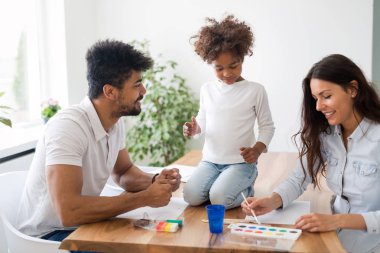 Birlikte mutlu ailesi harcama eğlenceli zaman evde