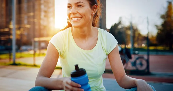 Hermosa Deportista Hembra Jogger Cansado Después Correr —  Fotos de Stock