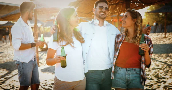 Fin Semana Sin Preocupaciones Con Amigos Grupo Jóvenes Alegres Que — Foto de Stock