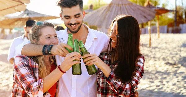 Amici Felici Che Festeggiano Divertono Sulla Spiaggia Estate — Foto Stock