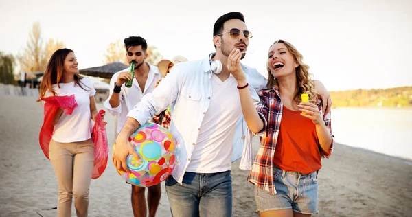 Ευτυχής Φίλους Πάρτι Και Έχοντας Διασκέδαση Στην Παραλία Καλοκαίρι — Φωτογραφία Αρχείου