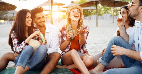 Glada Vänner Festa Och Kul Stranden Sommaren — Stockfoto