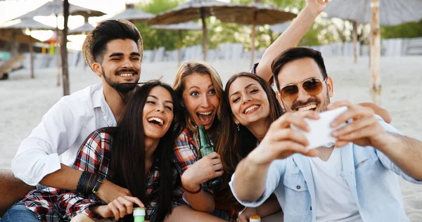 Glada Unga Människor Att Selfies Och Roligt — Stockfoto