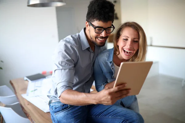 Coppia Felice Innamorata Navigare Tablet Casa Divertirsi — Foto Stock