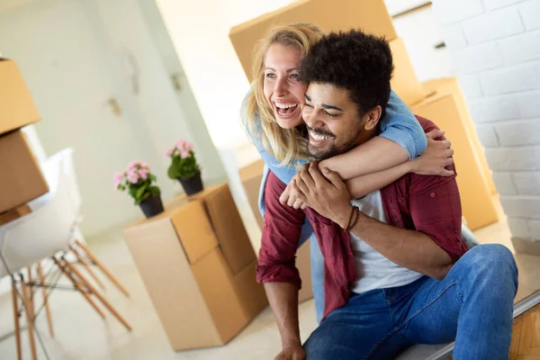 Pareja Joven Enamorada Desempacando Cajas Cartón Casa Nueva Moviéndose Concepto — Foto de Stock