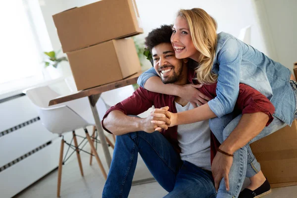 Casal Bonito Feliz Por Sua Nova Casa Abraçando Depois Mudar — Fotografia de Stock