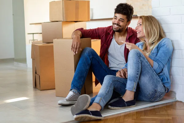 Young Happy Couple Love Moving New Home Unpacking Boxes — Stock Photo, Image