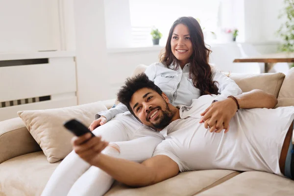 Pareja Feliz Enamorada Tumbada Sofá Juntos Relajándose Casa — Foto de Stock