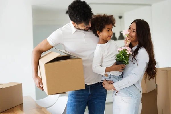 Carino Famiglia Trasferirsi Nella Loro Nuova Casa — Foto Stock