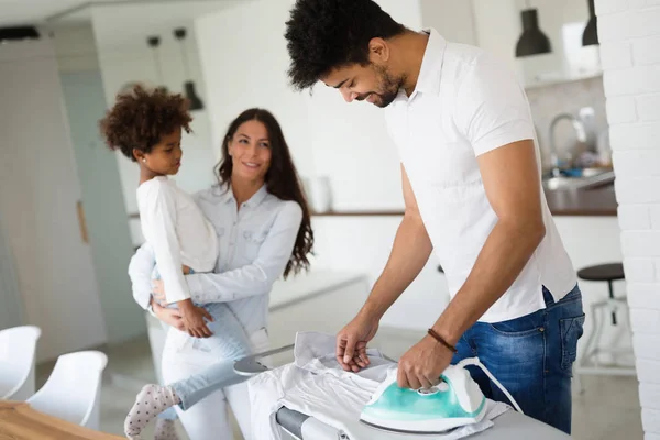 Joven Pareja Feliz Casa Haciendo Tareas Domésticas Planchado — Foto de Stock