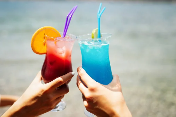 Beautiful Young Girls Drinking Cocktails Summer Vacation Beach — Stock Photo, Image