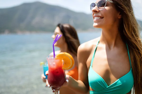 Mooie Jonge Meisjes Cocktails Drinken Tijdens Zomervakantie Strand — Stockfoto