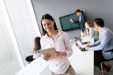 Güzel iş kadını holding tablet modern ofis