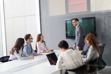 Sunum sırasında konferans salonunda iş arkadaşları