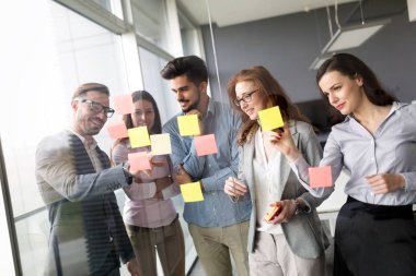 Ofisteki projede işbirliği yapan bir grup iş adamı