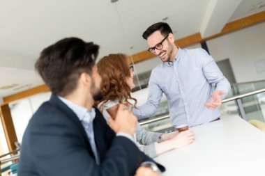 İş adamları iş yerinde eğleniyor ve sohbet ediyorlar.