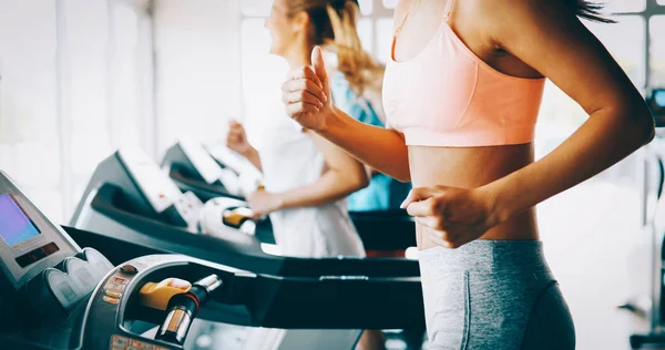 Mujer Atractiva Joven Haciendo Entrenamiento Cardiovascular Para Bajar Peso Gimnasio —  Fotos de Stock