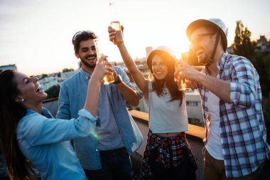 Genç arkadaşlar çatı içkiler dışarı asılı. Gençler partisinde bira kızartma.