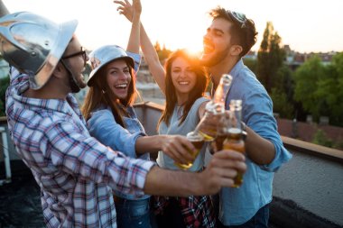 Genç arkadaşlar çatı içkiler dışarı asılı. Gençler partisinde bira kızartma.
