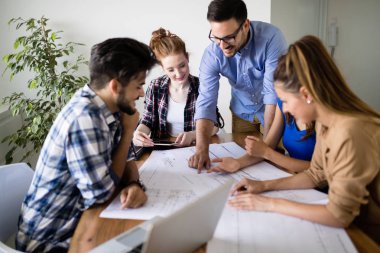 Genç Mimarlar ofiste tartışma portresi