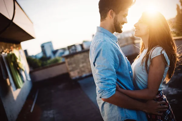 Gelukkige Paar Genieten Van Drankjes Balkon Partij — Stockfoto