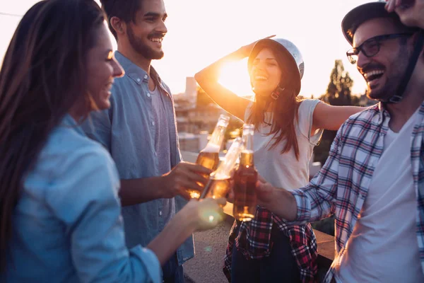 Jovens Amigos Sair Com Bebidas Telhado Jovens Festa Torrando Cervejas — Fotografia de Stock